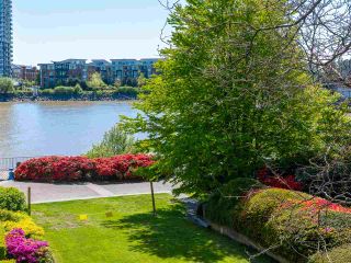 Photo 6: 303 1230 QUAYSIDE Drive in New Westminster: Quay Condo for sale in "TIFFANY SHORES" : MLS®# R2423059