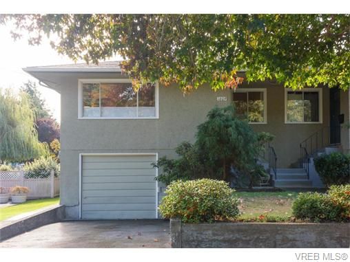 Main Photo: 1609 Chandler Ave in VICTORIA: Vi Fairfield East Half Duplex for sale (Victoria)  : MLS®# 744079