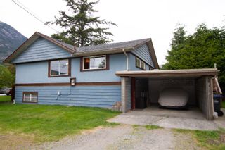 Photo 3: 38800 NEWPORT Road in Squamish: Dentville House for sale : MLS®# R2696859