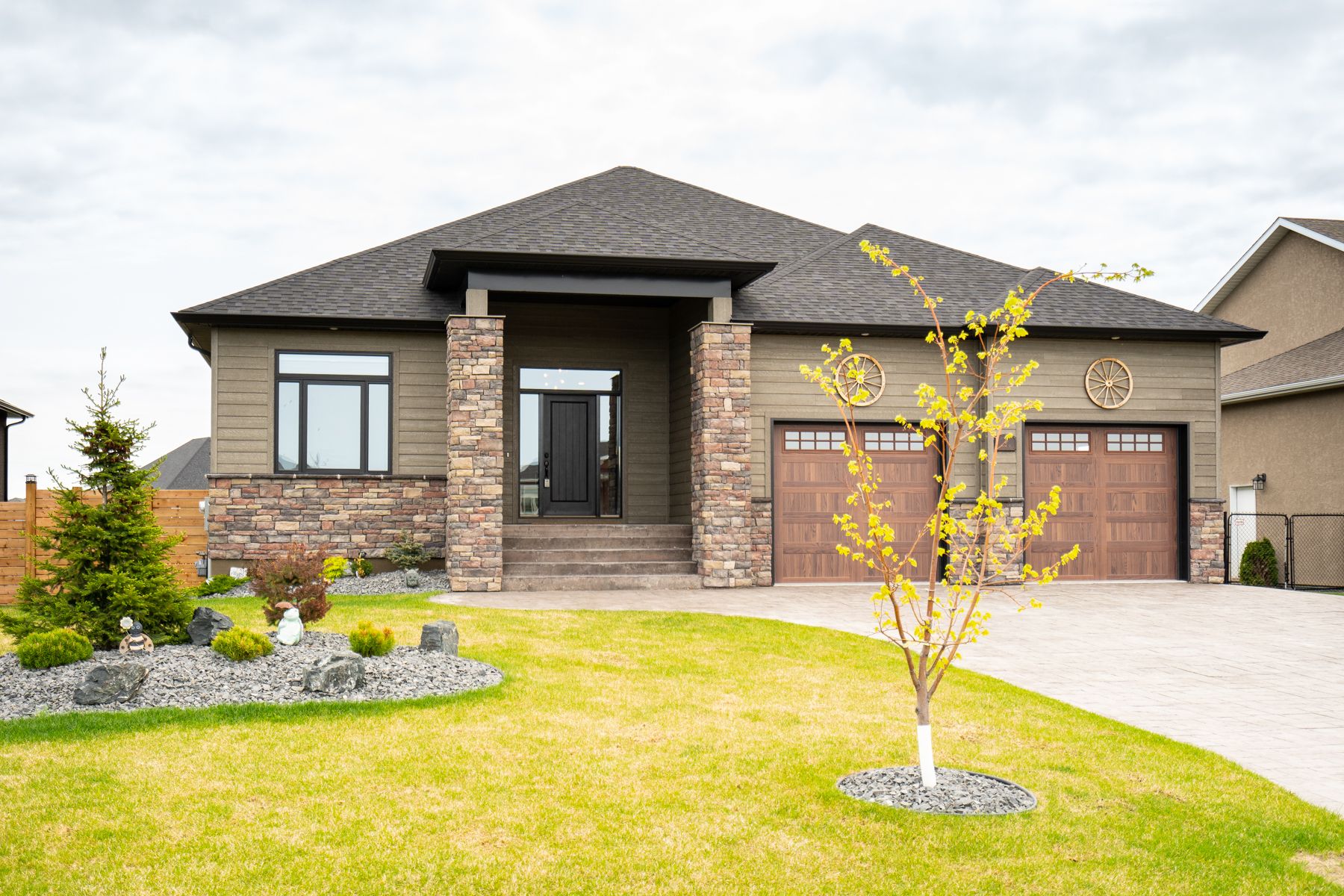 IMMACULATE 1938 SF 3 Bedroom Bungalow (2018), fully finished walk-out basement on beautifully landscaped fenced lake lot in Town of Oakbank.