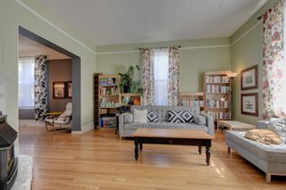 Photo 2: 812 Wollaston St in Esquimalt: Es Old Esquimalt House for sale : MLS®# 875504