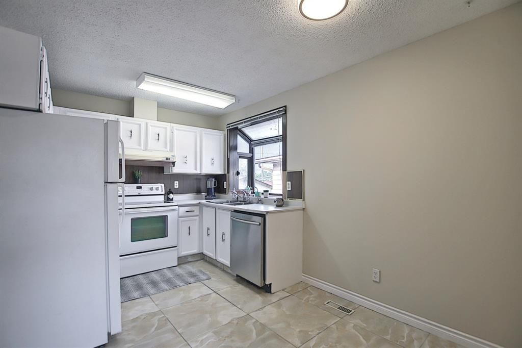 Photo 16: Photos: 17 DOVERVILLE Way SE in Calgary: Dover Semi Detached for sale : MLS®# A1132278