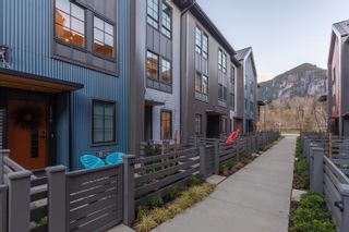 Photo 2: 1376 MARINASIDE Place in Squamish: Valleycliffe Townhouse for sale : MLS®# R2635661