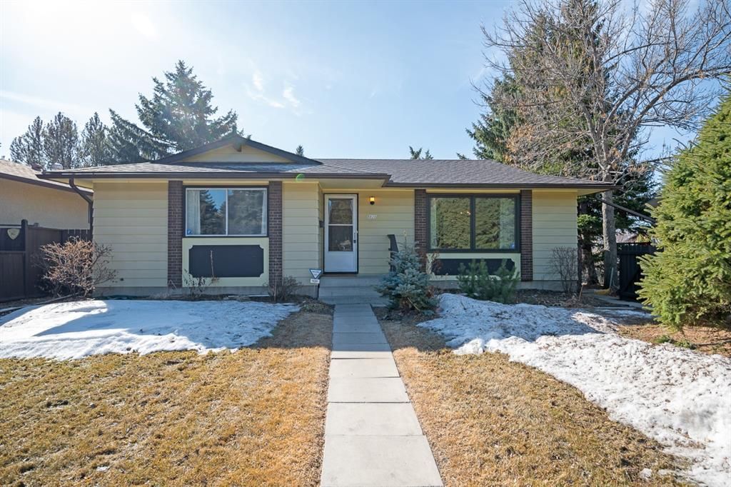 Main Photo: 5935 Silver Ridge Drive NW in Calgary: Silver Springs Detached for sale : MLS®# A1083722
