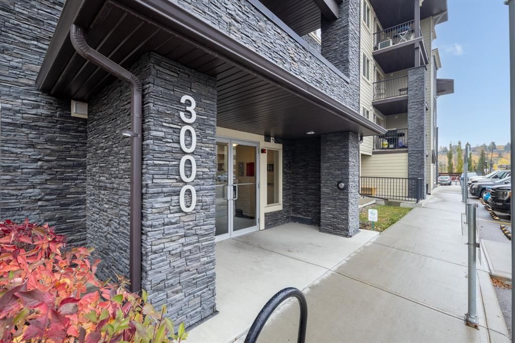 Main Photo: 3111 625 Glenbow Drive: Cochrane Apartment for sale : MLS®# A2084942
