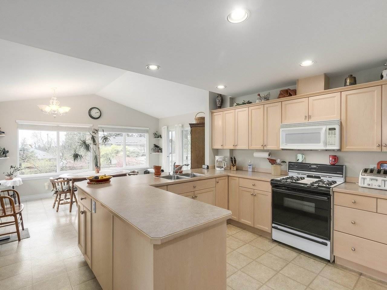 Photo 3: Photos: 672 FLORENCE Street in Coquitlam: Coquitlam West House for sale : MLS®# R2255976