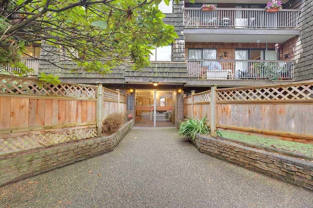 Main Photo: 304 327 W 2ND Street in North Vancouver: Lower Lonsdale Condo for sale in "SOMERSET MANOR" : MLS®# R2175436