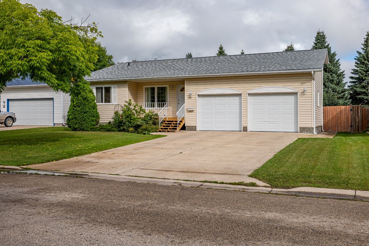 Main Photo: 37 Brookside Crescent in Portage la Prairie: House for sale : MLS®# 202322203
