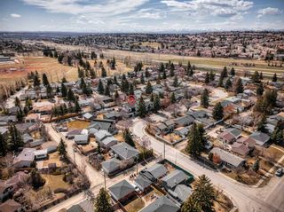 Photo 2: 21 Glenside Drive SW in Calgary: Glendale Detached for sale : MLS®# A2123644