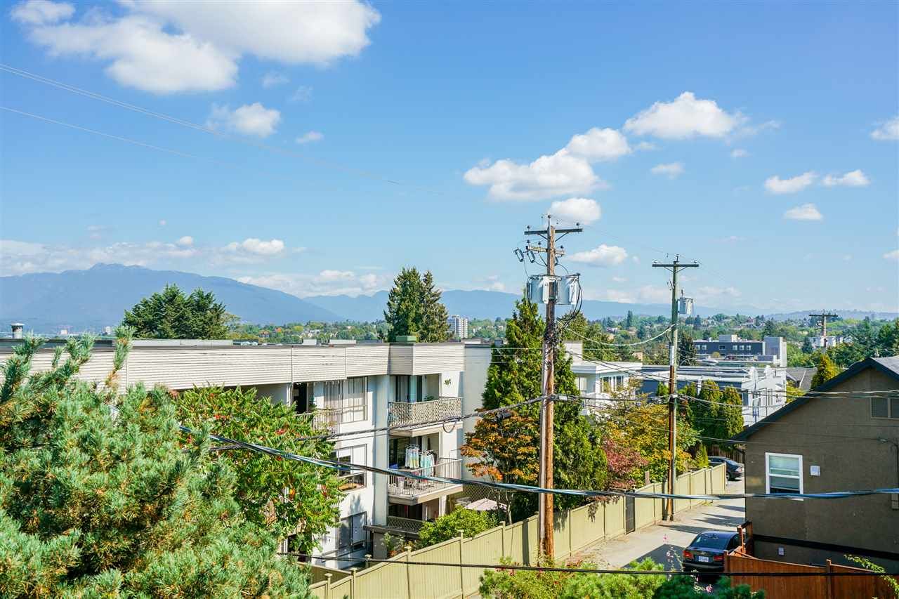 Main Photo: 304 813 E BROADWAY in Vancouver: Mount Pleasant VE Condo for sale in "BROADHILL MANOR" (Vancouver East)  : MLS®# R2314350