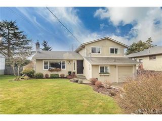 Photo 1: 2207 Edgelow Street in VICTORIA: SE Arbutus Residential for sale (Saanich East)  : MLS®# 334000