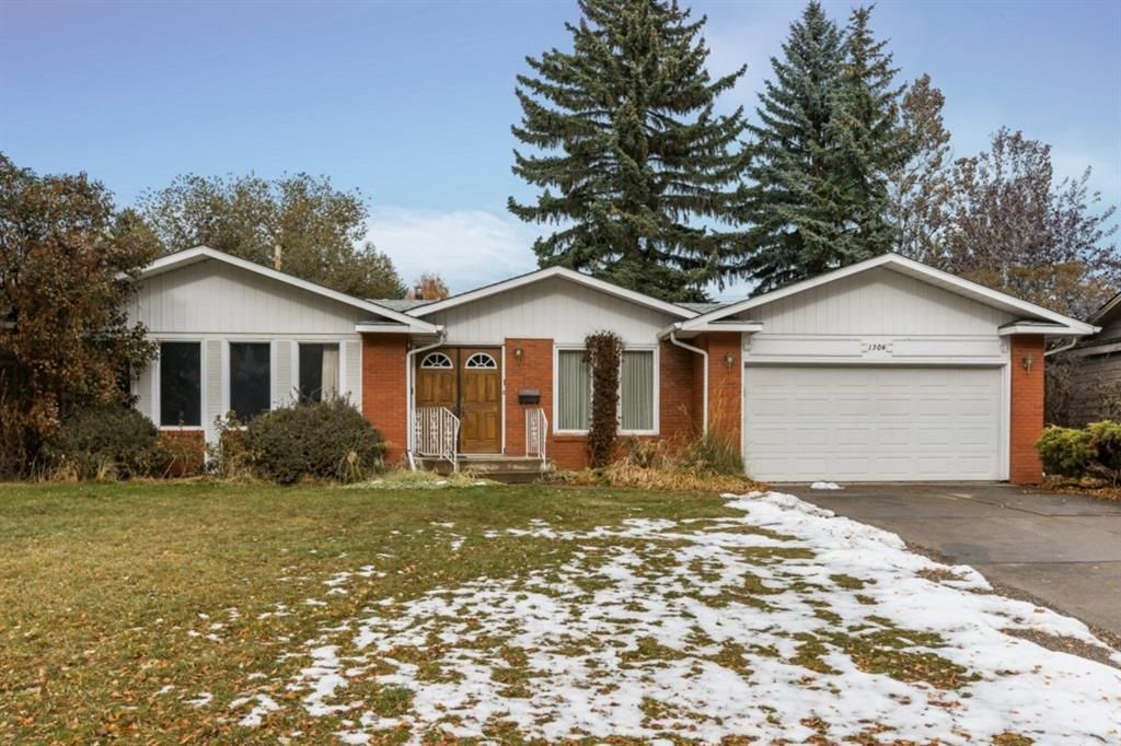 Main Photo: 1304 Kerwood Crescent SW in Calgary: Kelvin Grove Detached for sale : MLS®# A1042221