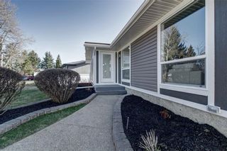 Photo 3: 210 OAKMOOR Place SW in Calgary: Oakridge House for sale : MLS®# C4111441