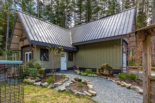 Photo 4: 1050 S RUSTAD Road in Squamish: Upper Squamish House for sale : MLS®# R2683716