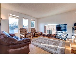 Photo 3: 5844 DALCASTLE Crescent NW in Calgary: Dalhousie House for sale : MLS®# C4053124