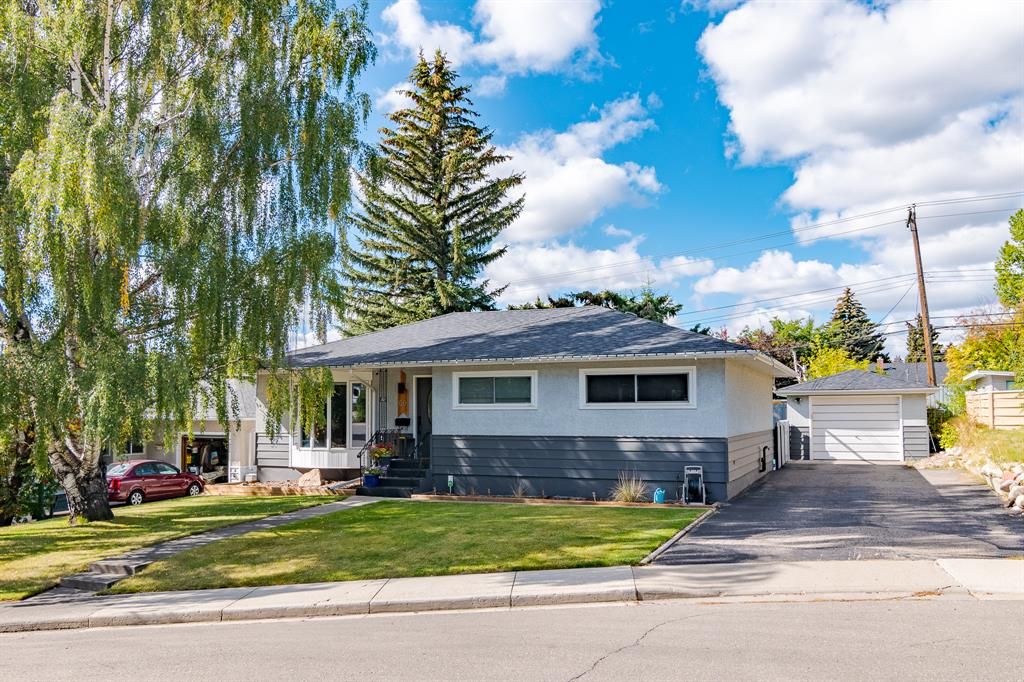 Main Photo: 60 Columbia Place NW in Calgary: Collingwood Detached for sale : MLS®# A2002502