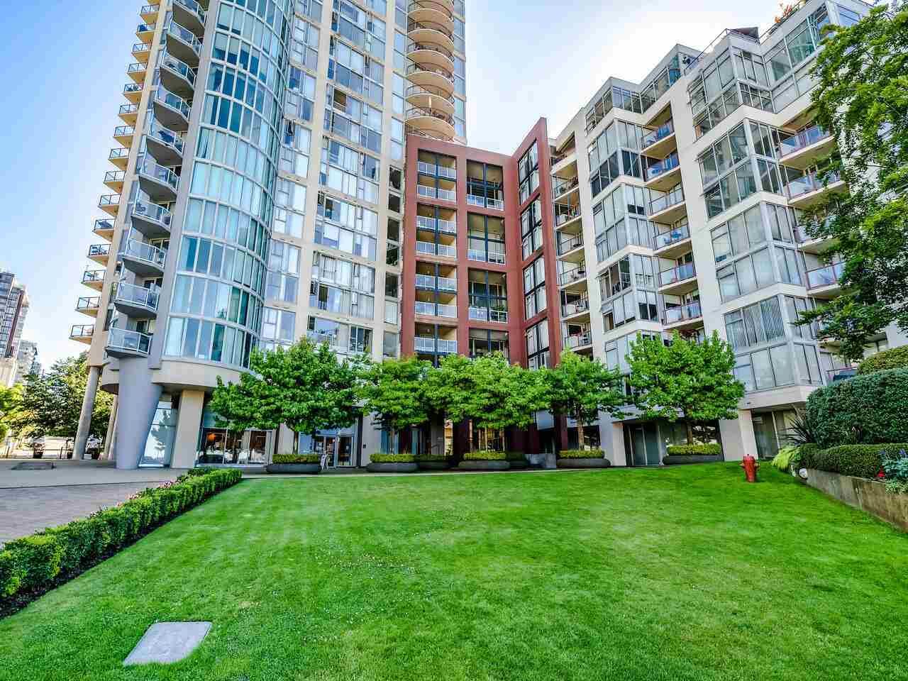 Main Photo: 902 1000 BEACH Avenue in Vancouver: Yaletown Condo for sale in "1000 BEACH" (Vancouver West)  : MLS®# R2506379