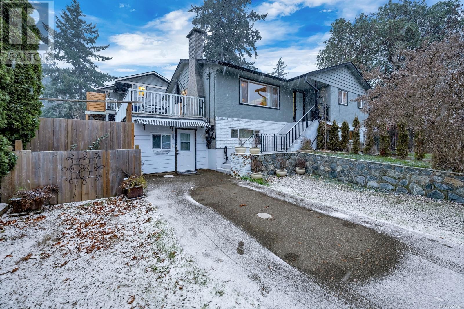 Main Photo: 3336 Dundonald Rd in Colwood: House for sale : MLS®# 951124
