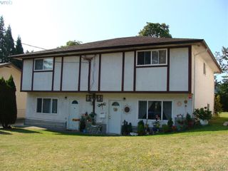 Photo 2: 937+939 Shearwater St in VICTORIA: Es Old Esquimalt Full Duplex for sale (Esquimalt)  : MLS®# 820703