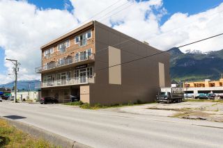 Photo 2: 404 38142 CLEVELAND Avenue in Squamish: Downtown SQ Condo for sale in "Cleveland Courtyard" : MLS®# R2285738