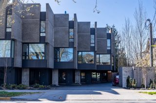 Main Photo: 4 2910 Shelbourne St in Victoria: Vi Oaklands Row/Townhouse for sale : MLS®# 959669