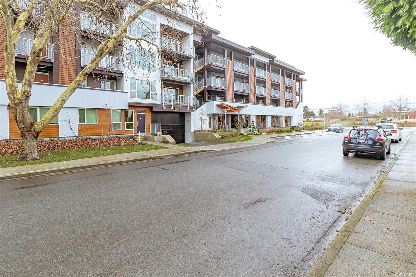 Main Photo: 302 2319 Brethour Ave in Sidney: Si Sidney North-East Condo for sale : MLS®# 951554