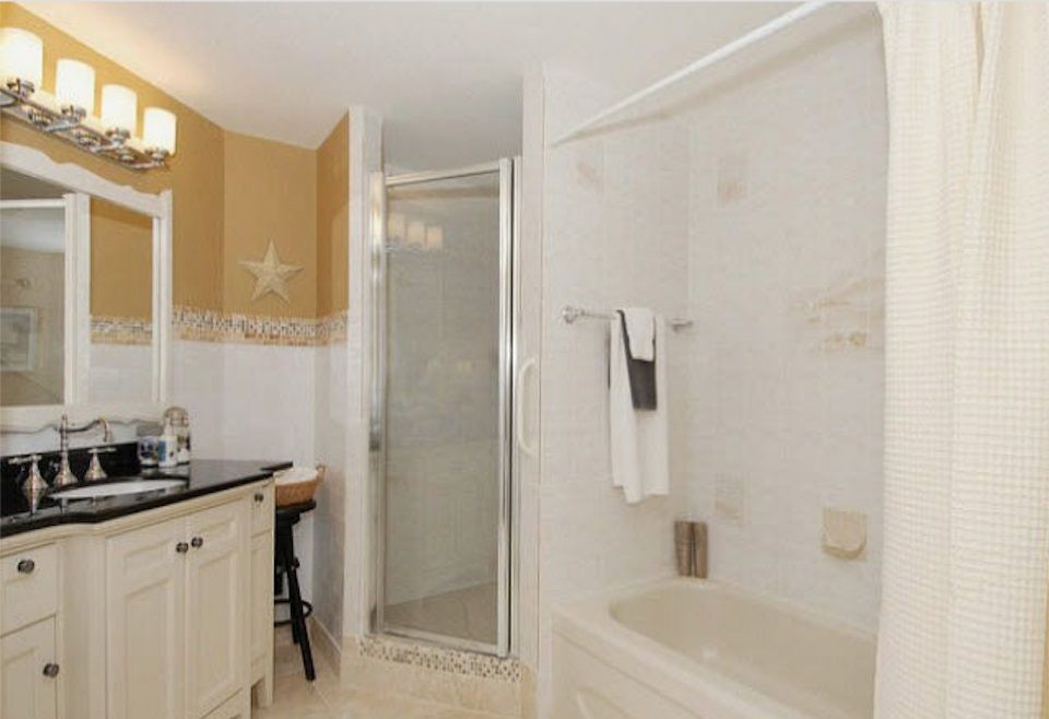 Photo 3: Photos: 202 1327 BEST Street: White Rock Condo for sale in "Chestnut Manor" (South Surrey White Rock)  : MLS®# R2188642