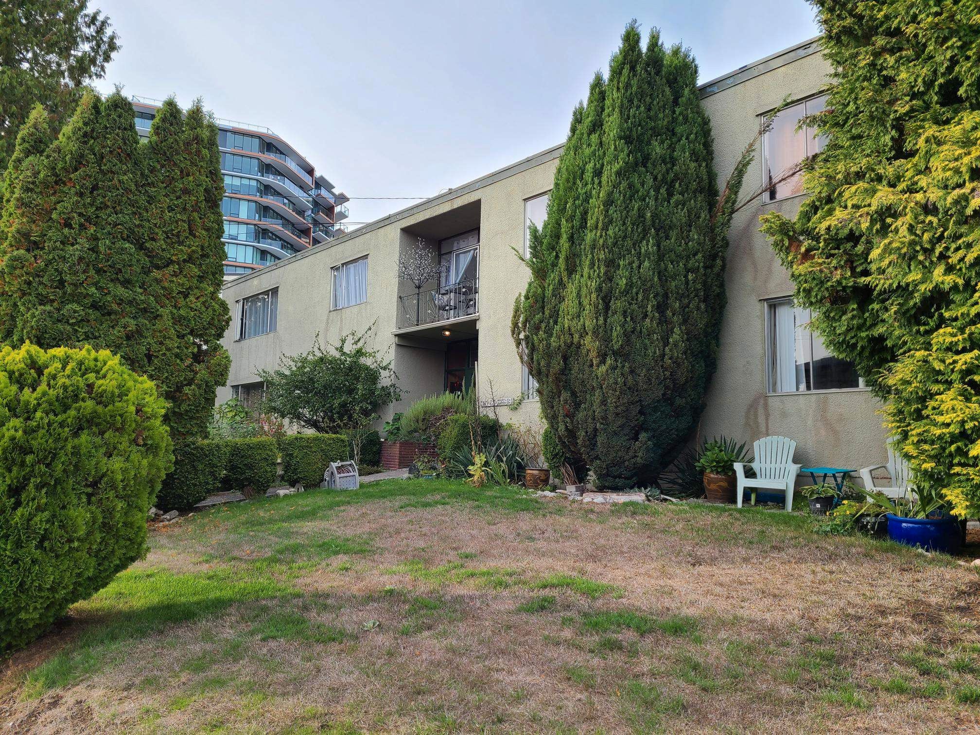 Main Photo: 15291 THRIFT Avenue: White Rock Multi-Family Commercial for sale (South Surrey White Rock)  : MLS®# C8048992