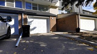 Photo 2: 396 Brae Glen Crescent SW in Calgary: Braeside Row/Townhouse for sale : MLS®# A2083820