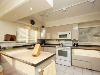 Photo 10: 2095 Mathers Avenue in Vancouver: Ambleside Condo for sale (Vancouver West)  : MLS®# V1047700
