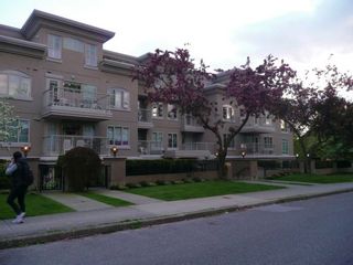 Photo 3: 208 2490 W 2ND Avenue in Vancouver: Kitsilano Condo for sale in "THE TRINITY" (Vancouver West)  : MLS®# V766577