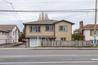 Photo 1: 1 2559 Cook St in Victoria: Vi Oaklands Half Duplex for sale : MLS®# 936819