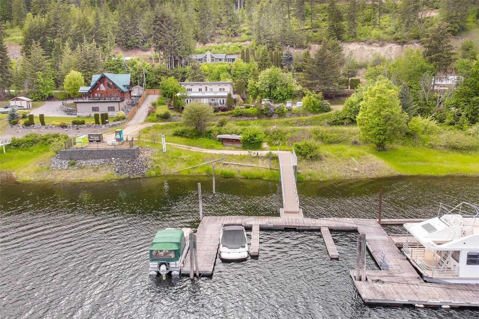 Photo 5: Photos: 427-429 Old Spallumcheen Road, in Sicamous: House for sale : MLS®# 10253629