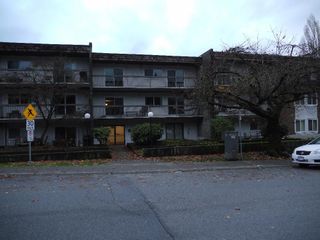 Photo 1: 308 33870 FERN Street in Abbotsford: Central Abbotsford Condo for sale in "BERRY PARK" : MLS®# R2635490