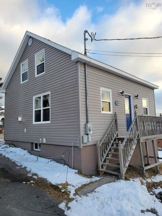 Photo 1: 10 Beatrice Street in Louisbourg: 206-Louisbourg Residential for sale (Cape Breton)  : MLS®# 202400985