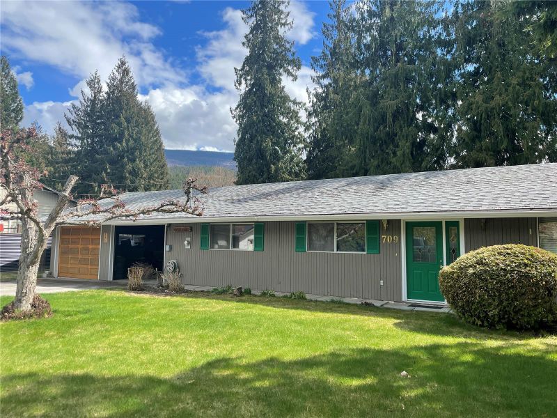 FEATURED LISTING: 709 Spruce Street Sicamous