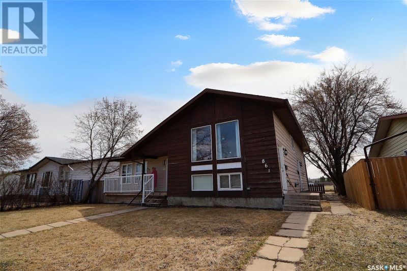 FEATURED LISTING: 861 7th STREET E Prince Albert