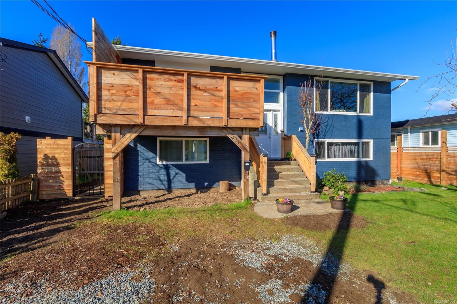 Main Photo: 371 Hillcrest Ave in Nanaimo: Na University District House for sale : MLS®# 924563