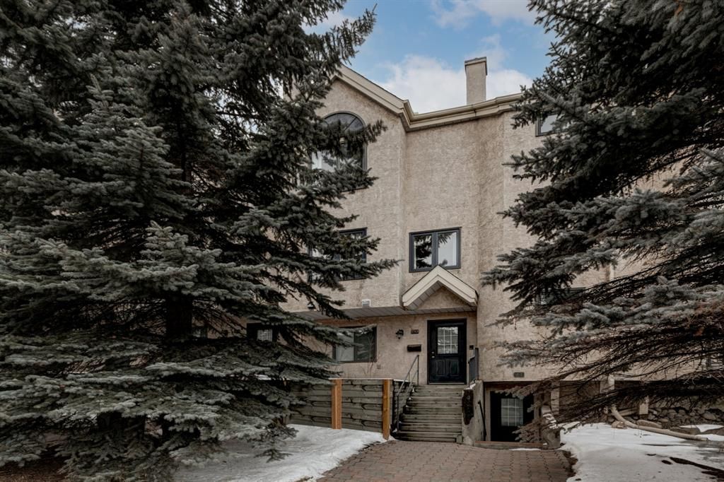 Main Photo: 2301 14 Street SW in Calgary: Bankview Row/Townhouse for sale : MLS®# A1194522
