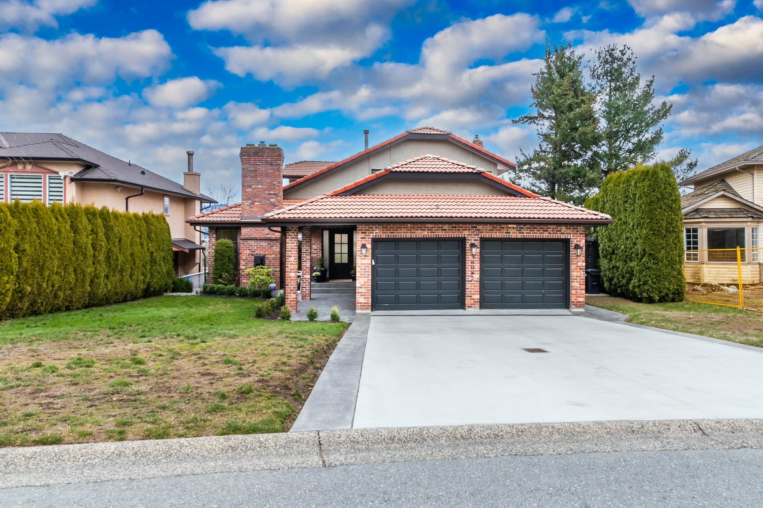 Main Photo: 36082 SOUTHRIDGE Place in Abbotsford: Abbotsford East House for sale : MLS®# R2759420