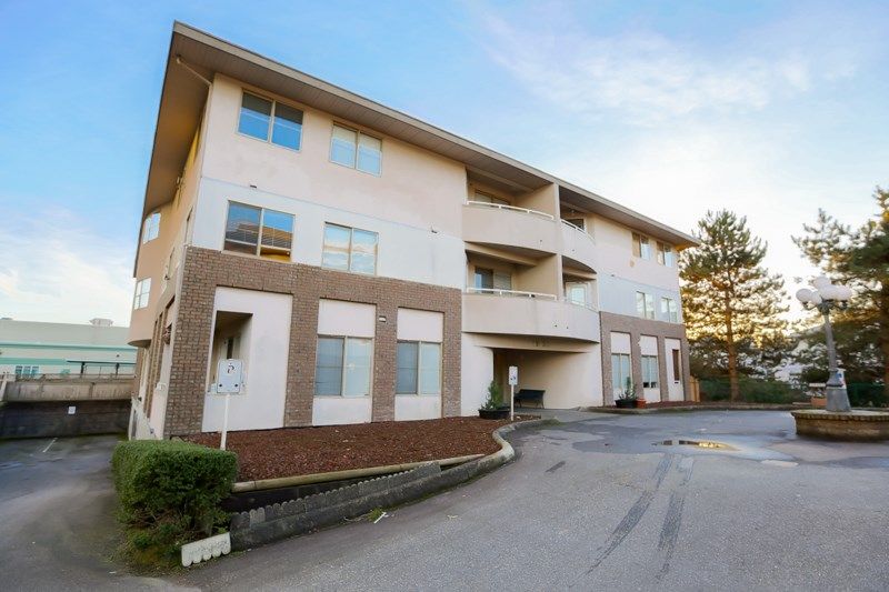 Main Photo: 301 19130 FORD Road in Pitt Meadows: Central Meadows Condo for sale in "Beacon's Square" : MLS®# R2032727
