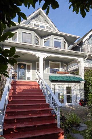 Photo 2: 1943 NAPIER Street in Vancouver: Grandview Woodland House for sale (Vancouver East)  : MLS®# R2423548
