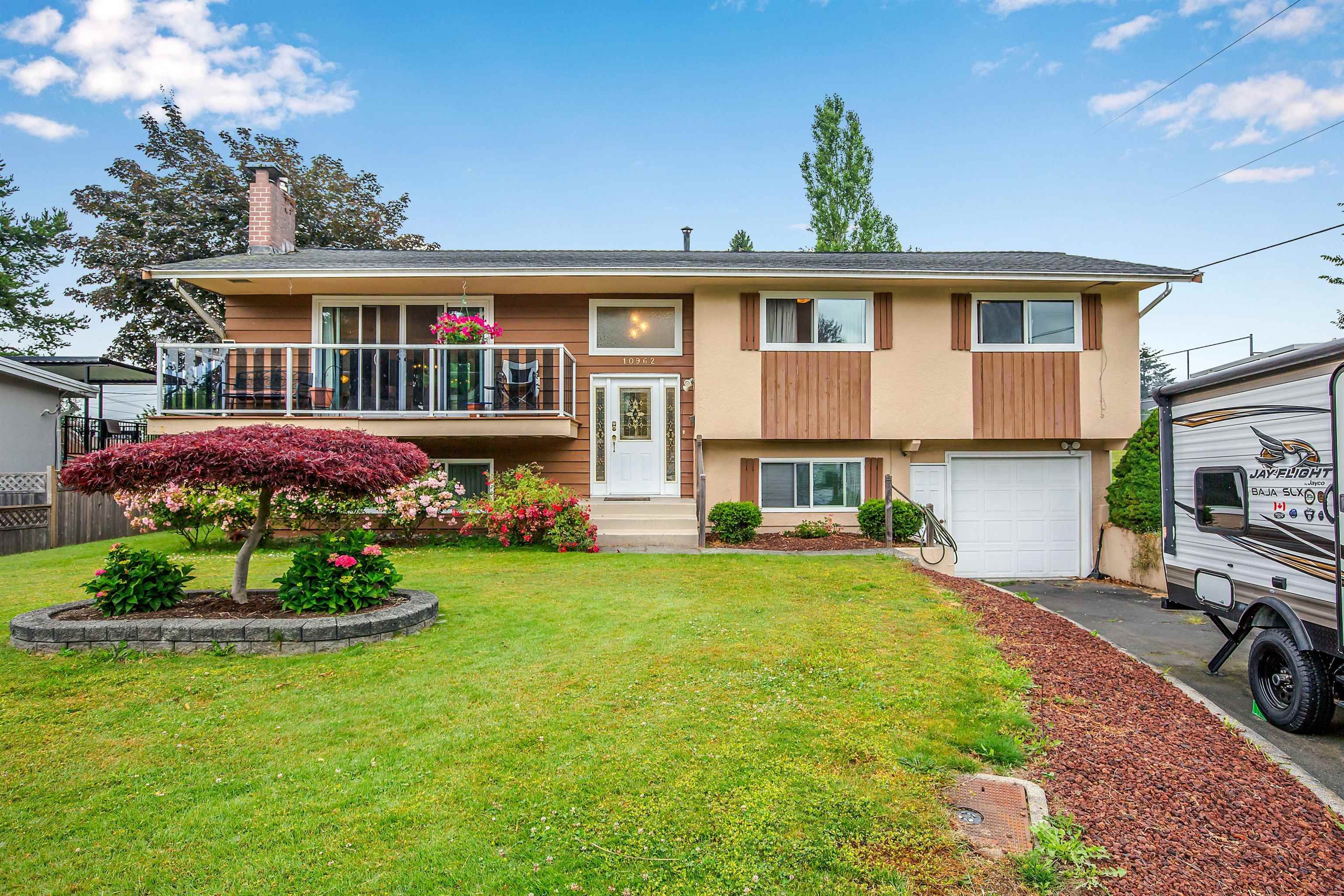 Main Photo: 10962 JAY Crescent in Surrey: Bolivar Heights House for sale in "birdland" (North Surrey)  : MLS®# R2709468