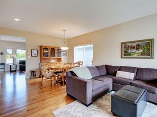 Photo 10: 7943 Simpson Rd in Central Saanich: CS Saanichton House for sale : MLS®# 926481