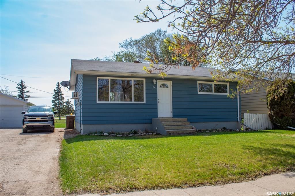 Main Photo: 413 Burrows Avenue West in Melfort: Residential for sale : MLS®# SK929114