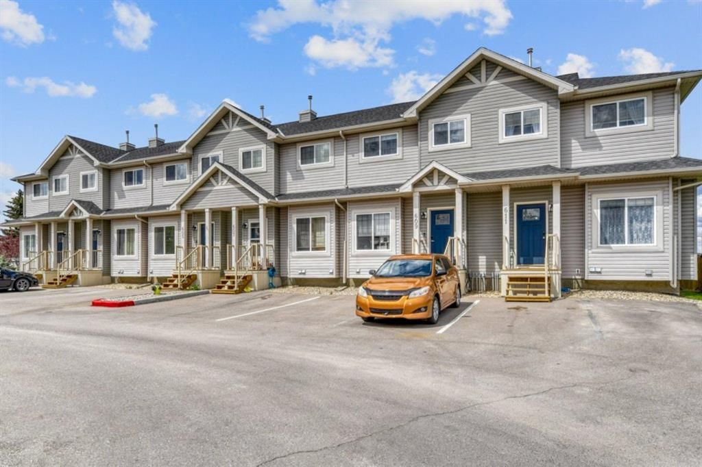 Main Photo: 611 Strathaven Mews: Strathmore Row/Townhouse for sale : MLS®# A1222709