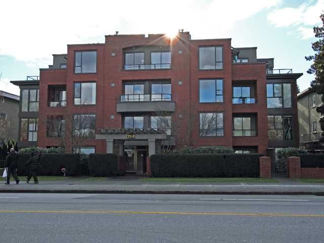 Main Photo: 207 2160 CORNWALL Avenue in Vancouver: Kitsilano Condo for sale in "CORNWALL TERRACE" (Vancouver West)  : MLS®# V863909