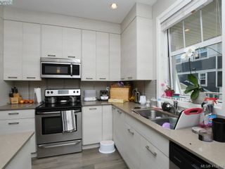 Photo 5: 11 3356 Whittier Ave in VICTORIA: SW Rudd Park Row/Townhouse for sale (Saanich West)  : MLS®# 820607