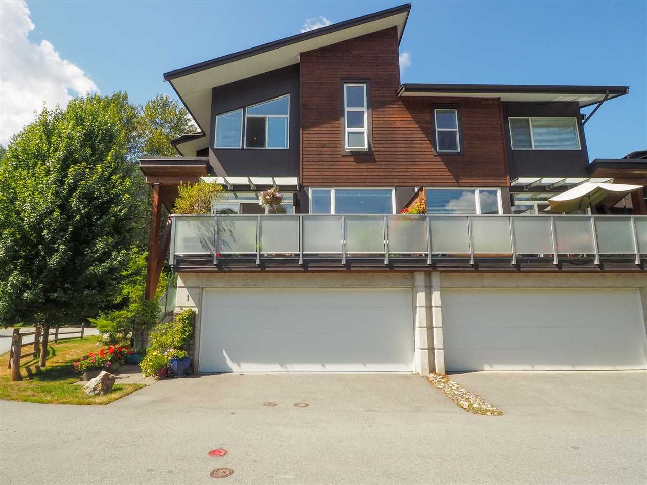 Main Photo: 1 41488 BRENNAN Road in Squamish: Brackendale Townhouse for sale in "Rivendale" : MLS®# R2485406