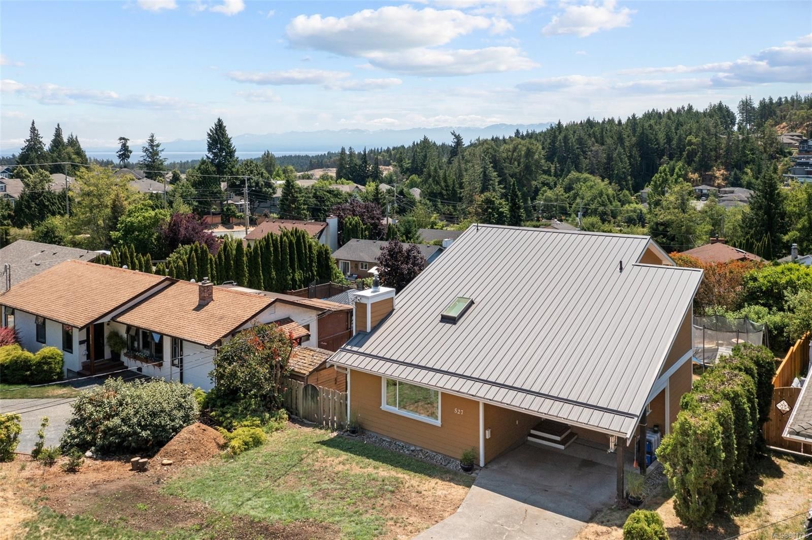 Main Photo: 527 Bunker Rd in Colwood: Co Latoria House for sale : MLS®# 881736